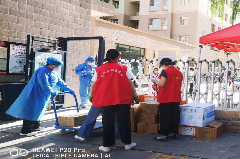 协会给五一山社区捐赠疫情防控物资现场